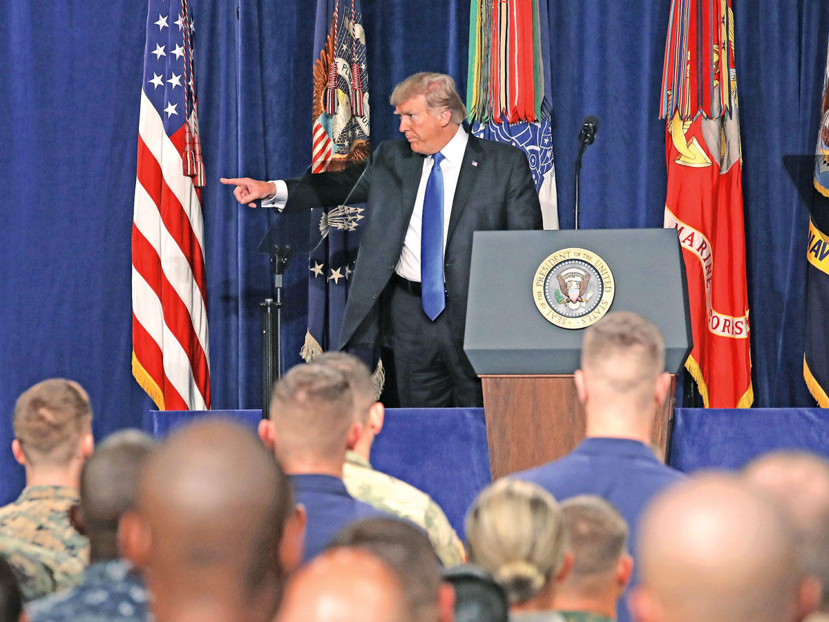 ترامب متحدثاً في قاعدة فورت ماير أمس الأول (إي بي إيه)