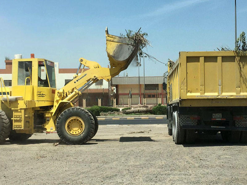 آليات الفروانية خلال تنظيف الشوارع