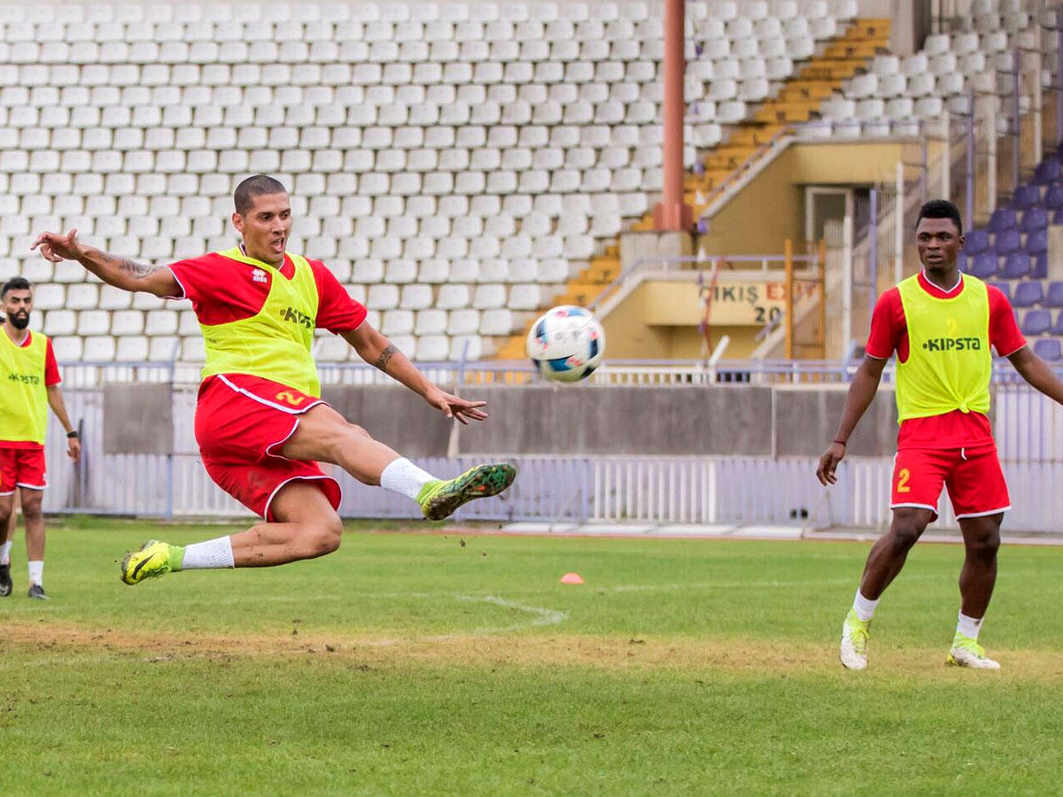 صوماليا وتياغو خلال التدريبات أمس ويبدو الظفيري