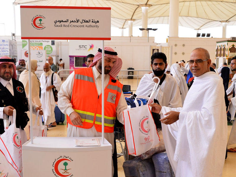 مركز إسعاف للهلال الأحمر بجدة يقدم خدماته للحجاج بمطار الملك عبدالعزيز أمس (واس) 