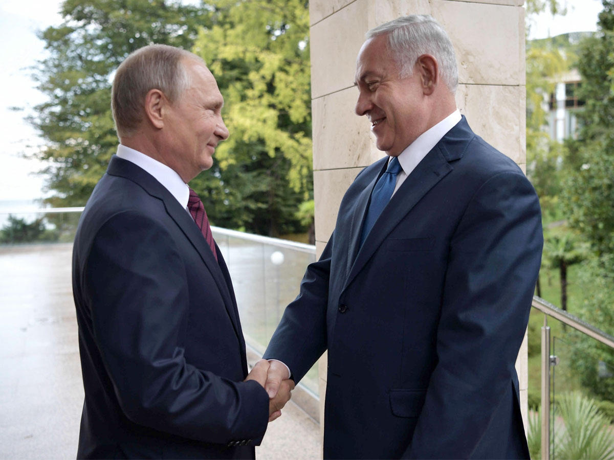 بوتين مستقبلاً نتنياهو في سوتشي أمس (رويترز)