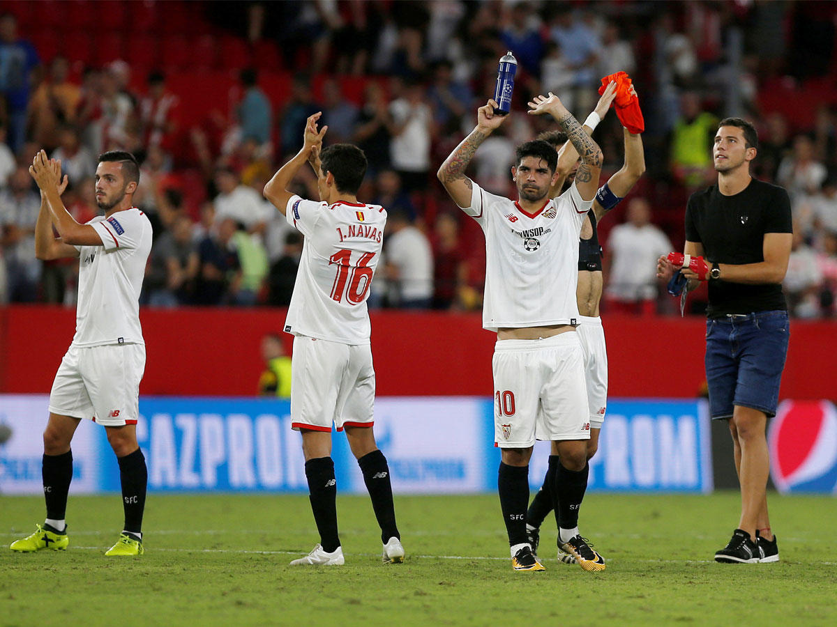 فرحة لاعبي إشبيلية بالتأهل