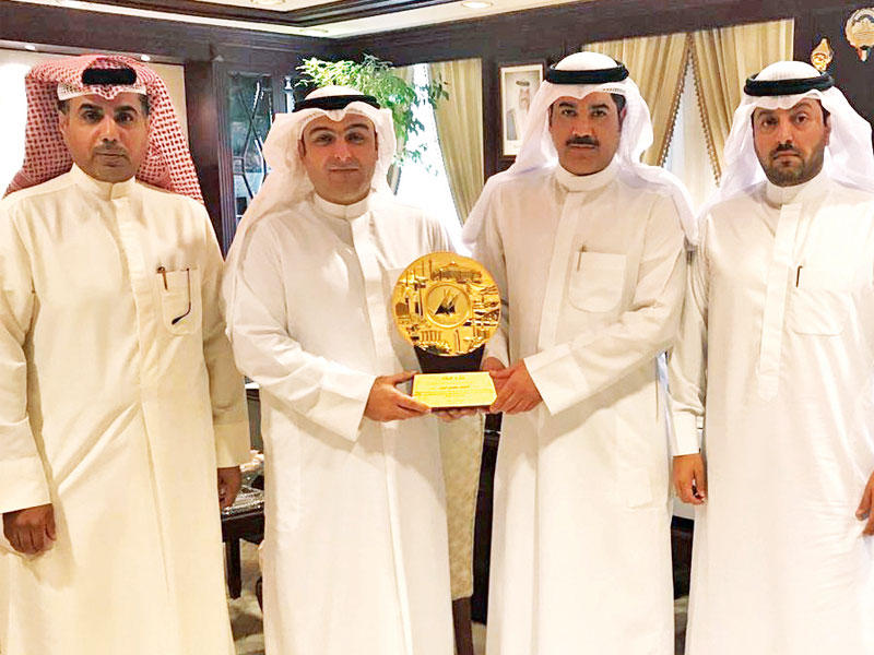 أبل يتلقى درعا تكريمية من أهالي مدينة غرب عبدالله المبارك