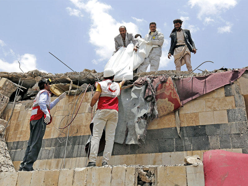 إنزال جثة مسلح قضى بقصف جوي على نقطة أمنية للحوثيين قرب صنعاء أمس (إي بي أيه)n