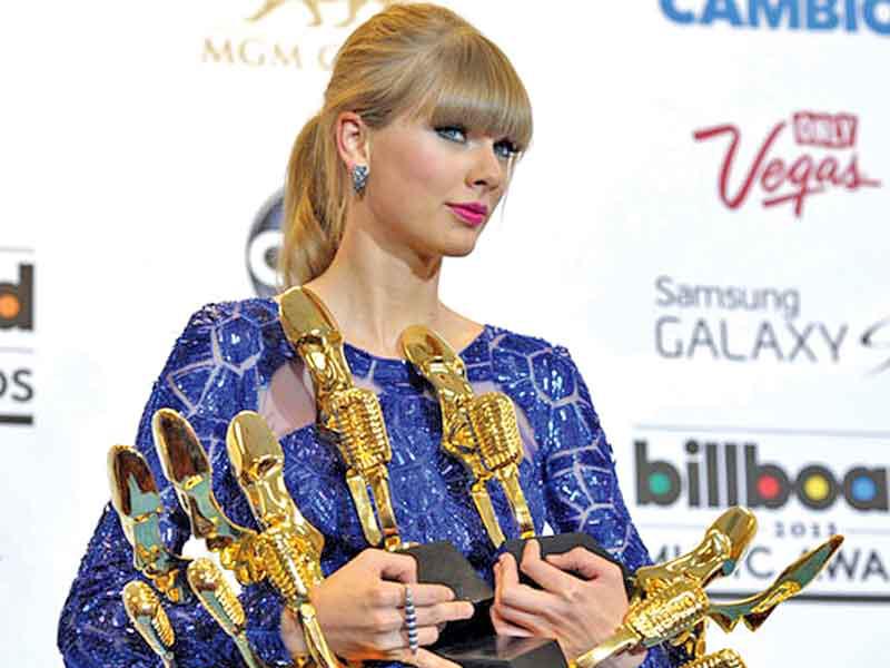 تايلور سويفت مع جوائزها