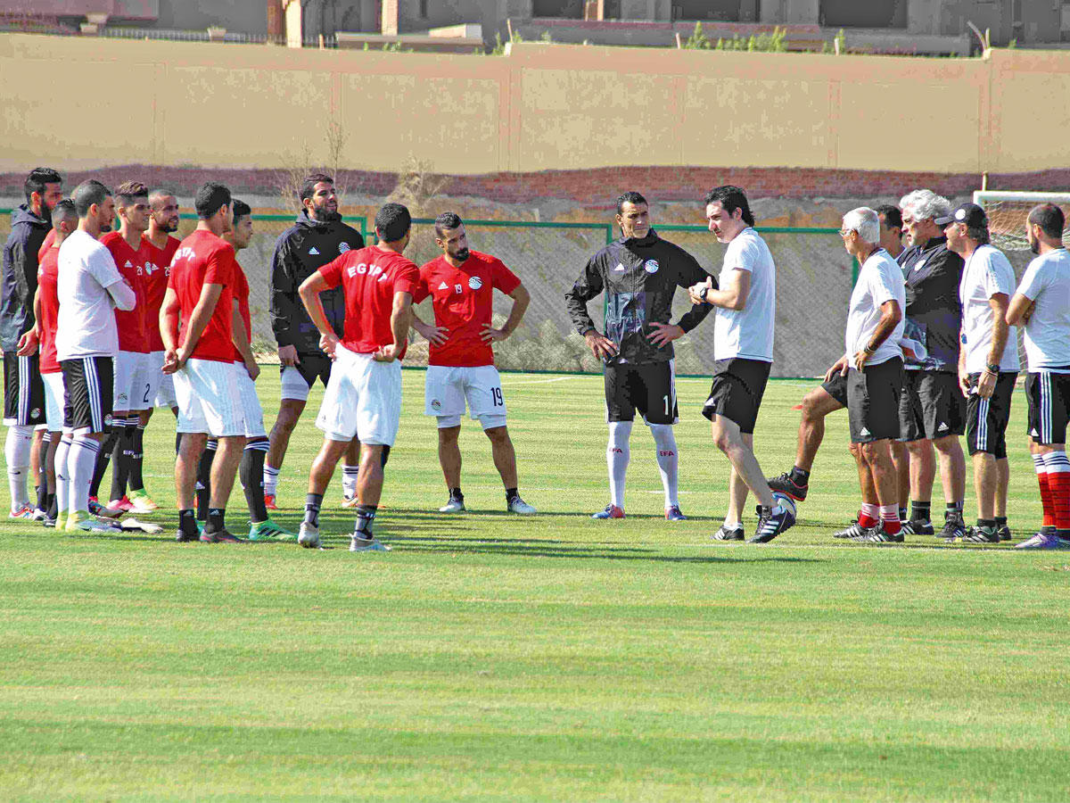 كوبر ومعاونوه مع اللاعبين خلال تدريبات منتخب مصر أمس الأول