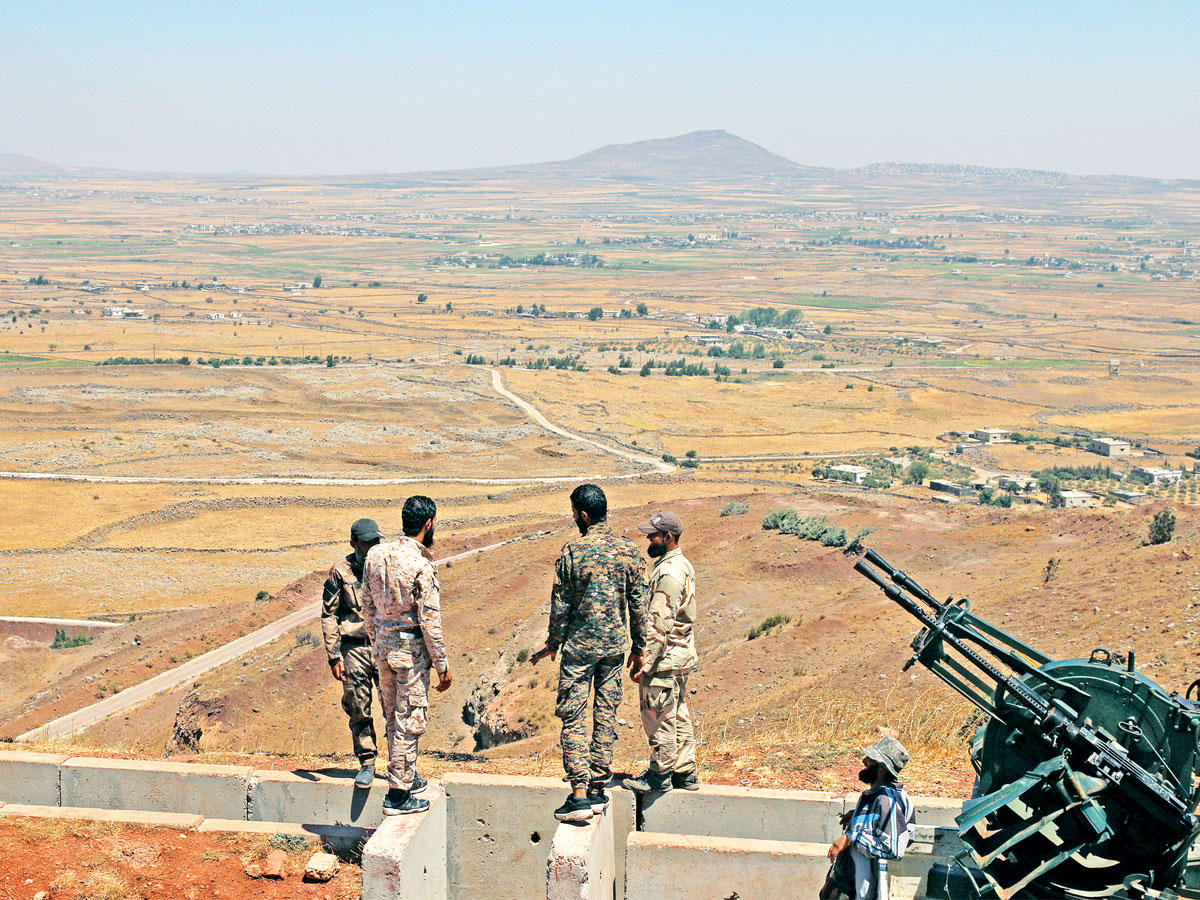 مقاتلون من الجيش الحر على أحد تلال ريف القنيطرة أمس  (رويترز)