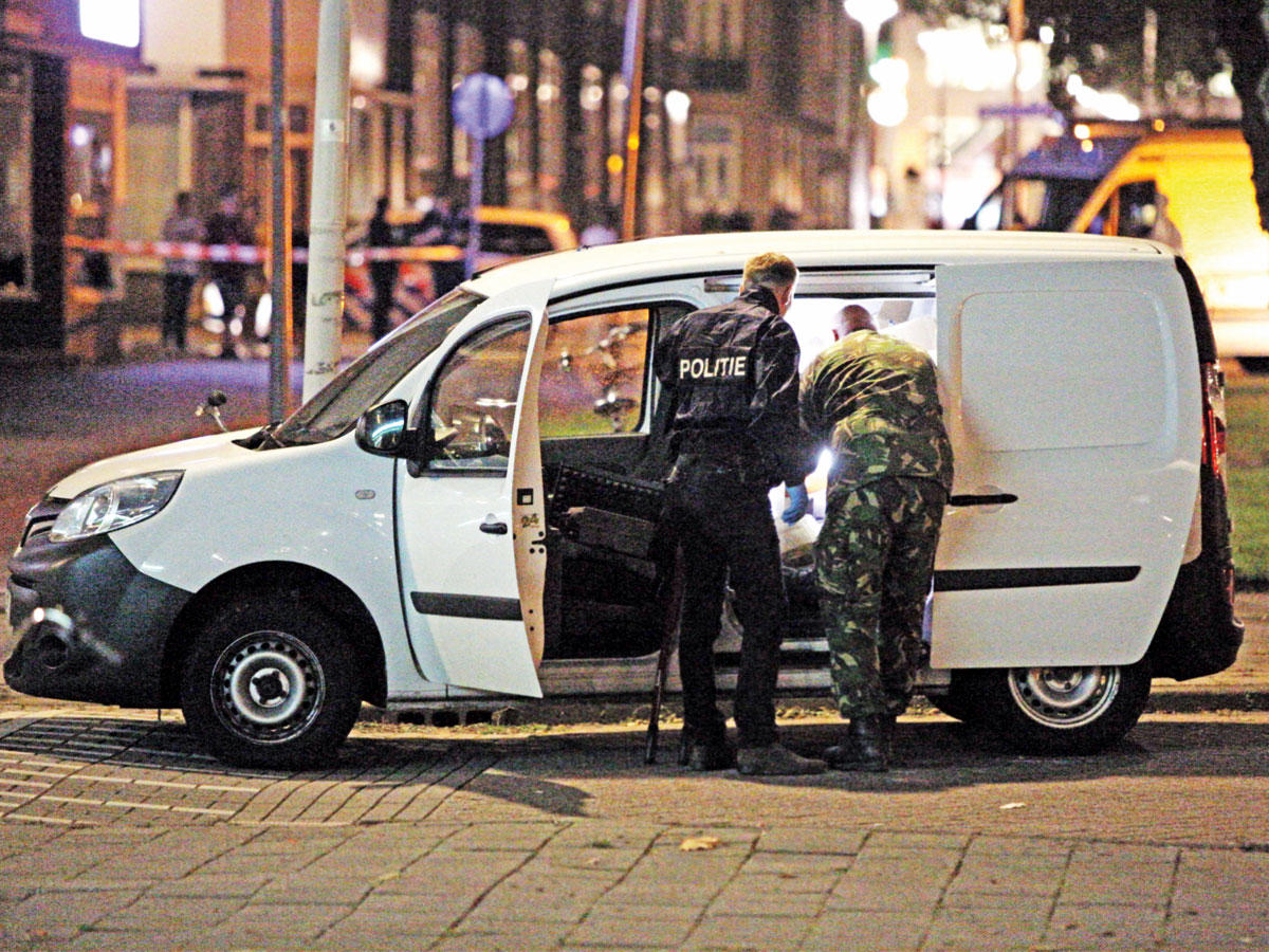 شرطة روتردام تتفقد شاحنة الغاز الصغيرة ذات الأرقام الإسبانية أمس الأول  (إي بي إيه)