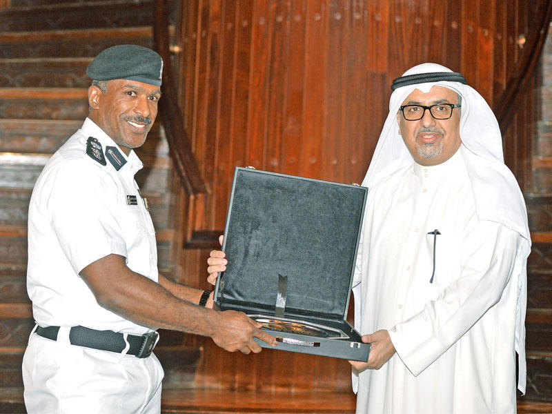 العجمي مكرما إحدى الجهات المشاركة في المشروع  (تصوير رائد قطينة)