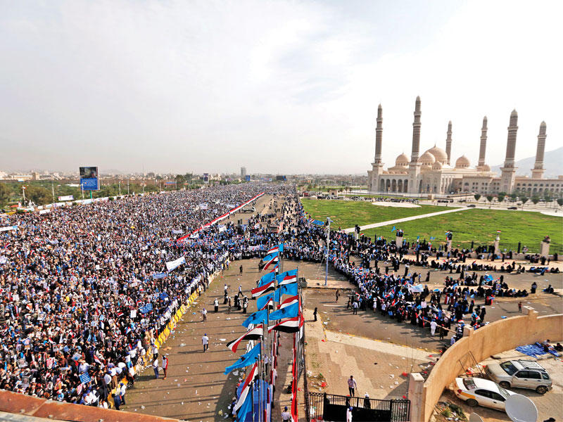 مشهد عام يظهر احتشاد أنصار «المؤتمر» في ميدان السبعين وسط صنعاء أمس (أ ف ب)