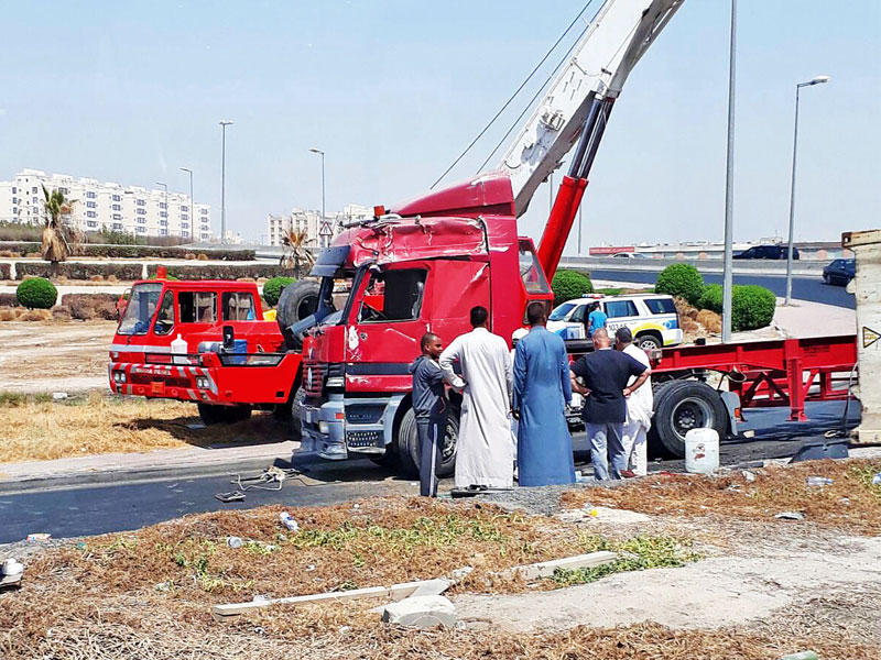 محاولات لرفع الشاحنة