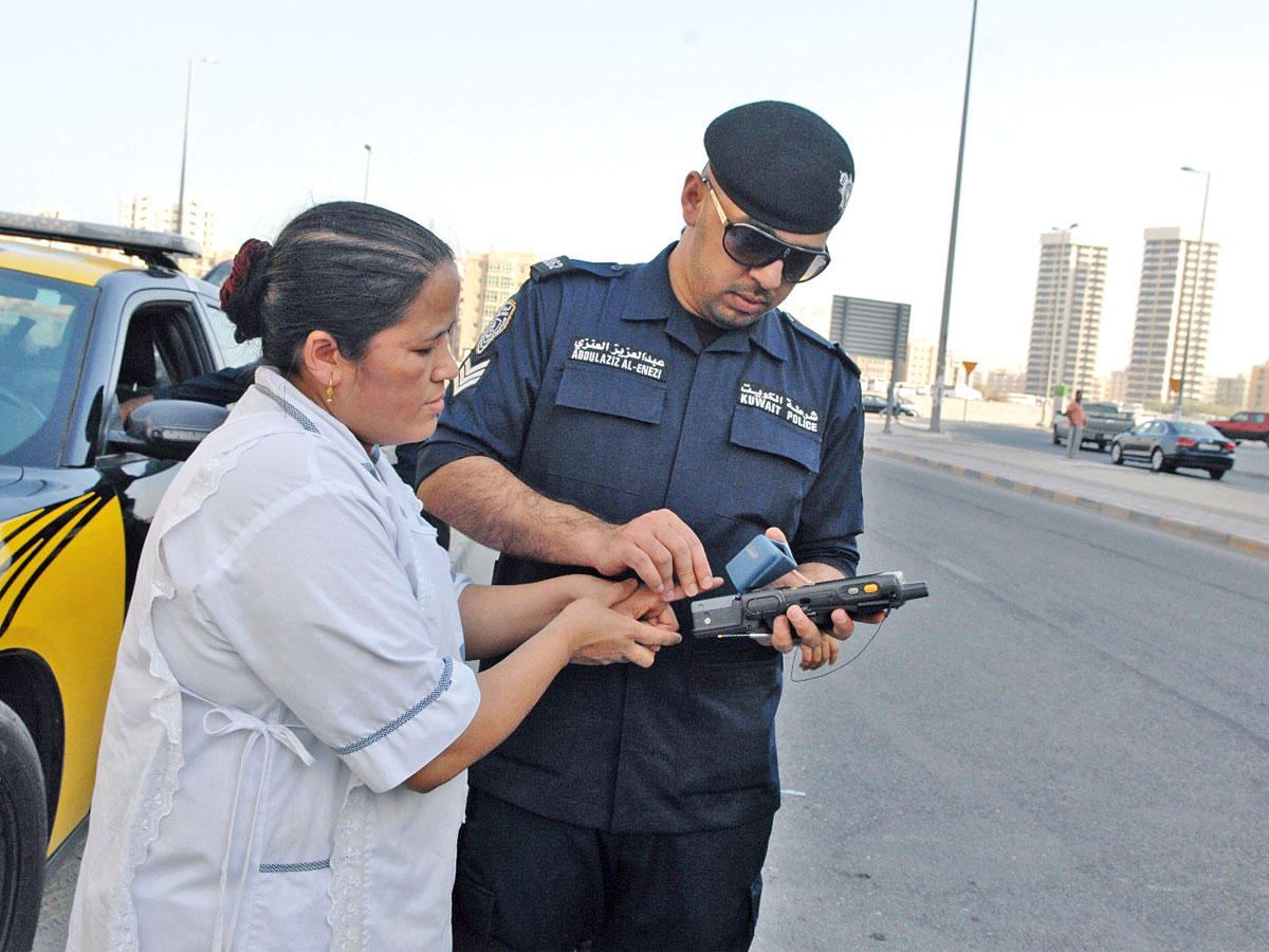 استخدام جهاز البصمة المتنقلة للبحث عن المخالفين