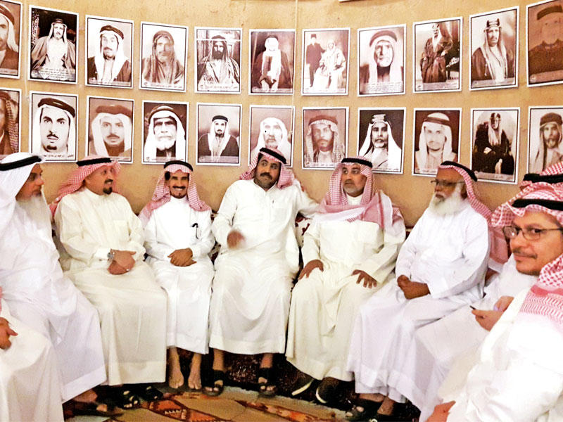 الوهيبي متوسطاً بعض زوار المتحف