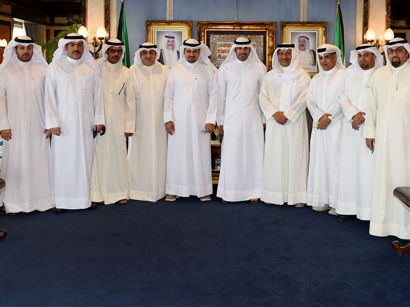 المبارك مستقبلاً أبل وعدداً من المواطنينn