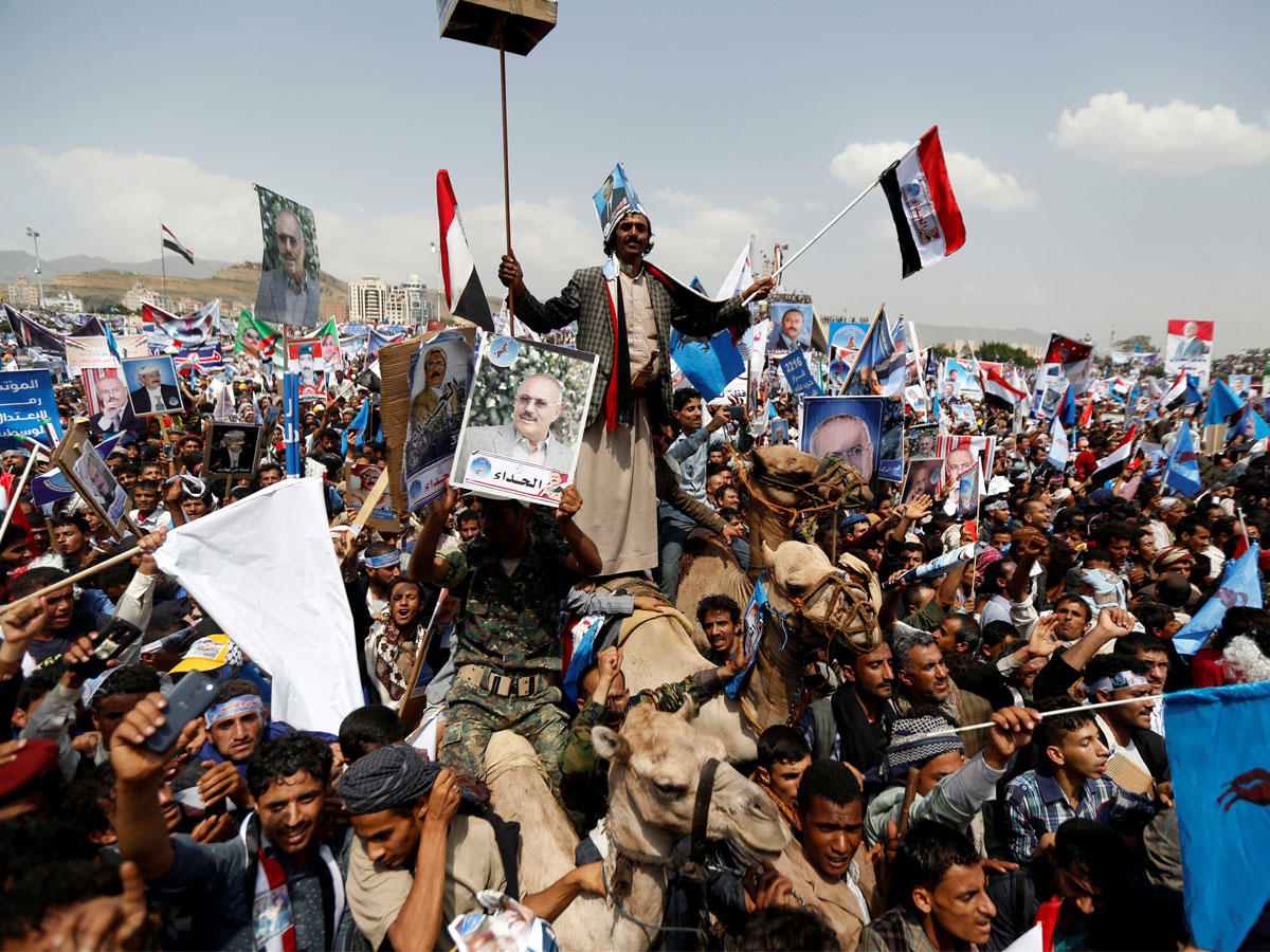 مؤيدو صالح يحتفلون بذكرى تأسيس حزبه في صنعاء أمس (رويترز)n