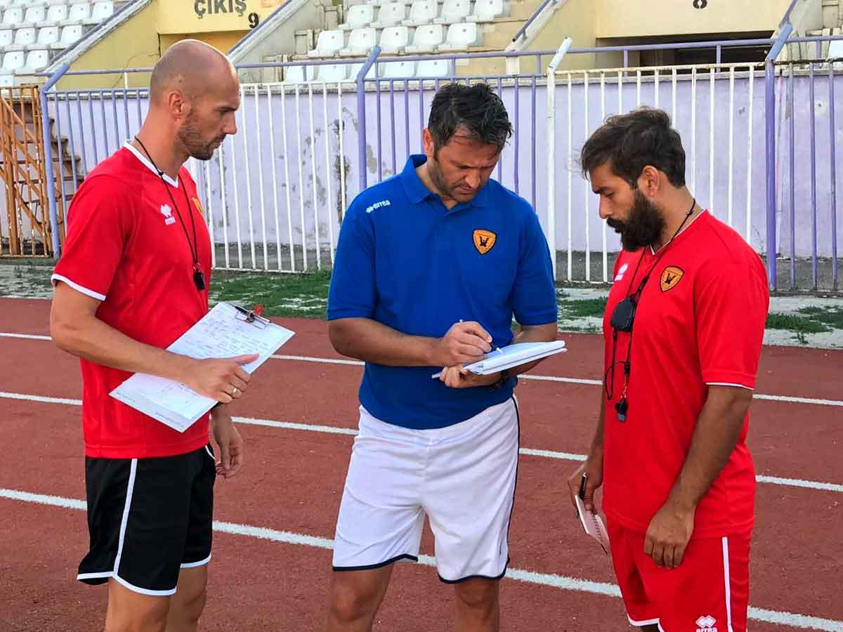 داليبور وجهازه المعاون سعداء بأداء الاصفر