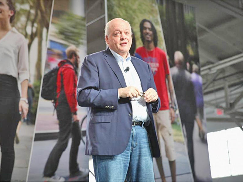 رئيس شركة فورد ومديرها التنفيذي جيم هاكيت يتحدث في ندوة الشركة بعنوان «مدينة الغد» في سان فرانسيسكو 