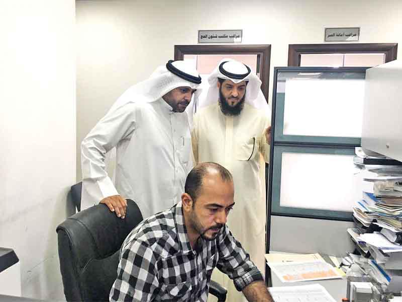 الجبري خلال زيارته إدارة الحج