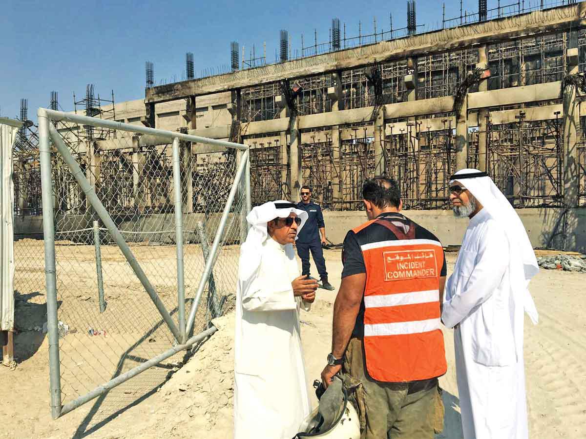 الوقيان يتفقد موقع الحريق في مشروع غرب عبدالله المبارك