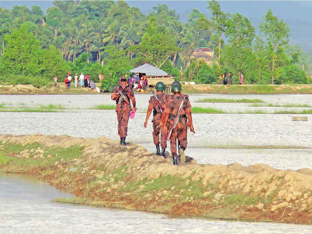 عناصر من شرطة ولاية راخين على حدود بنغلادش (أ ف ب)