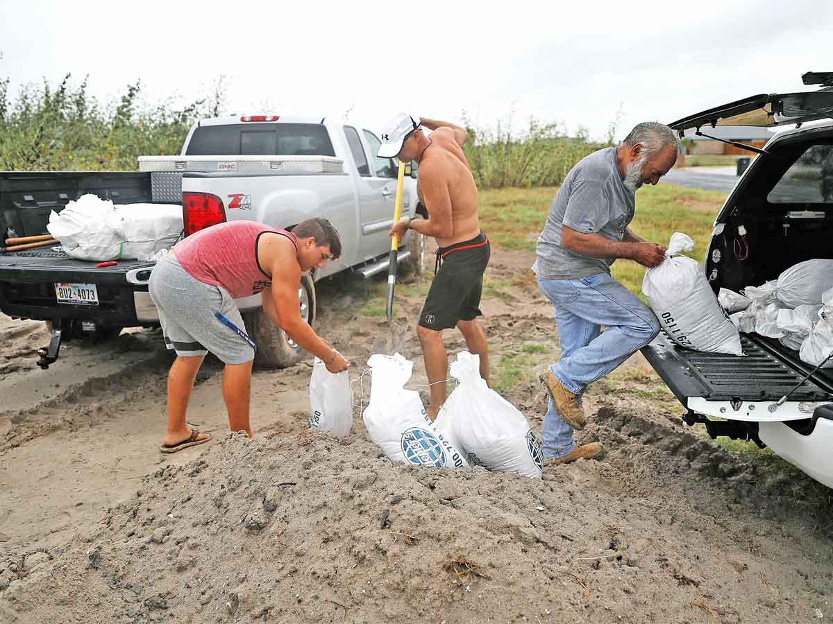 أميركيون يجهزون أكياساً رملية بمدينة كوريس كريستي المطلة على خليج المكسيك (أ ف ب)