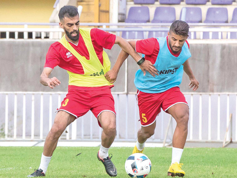 رضا هاني وأحمد الظفيري خلال تدريبات القادسية في المعسكر