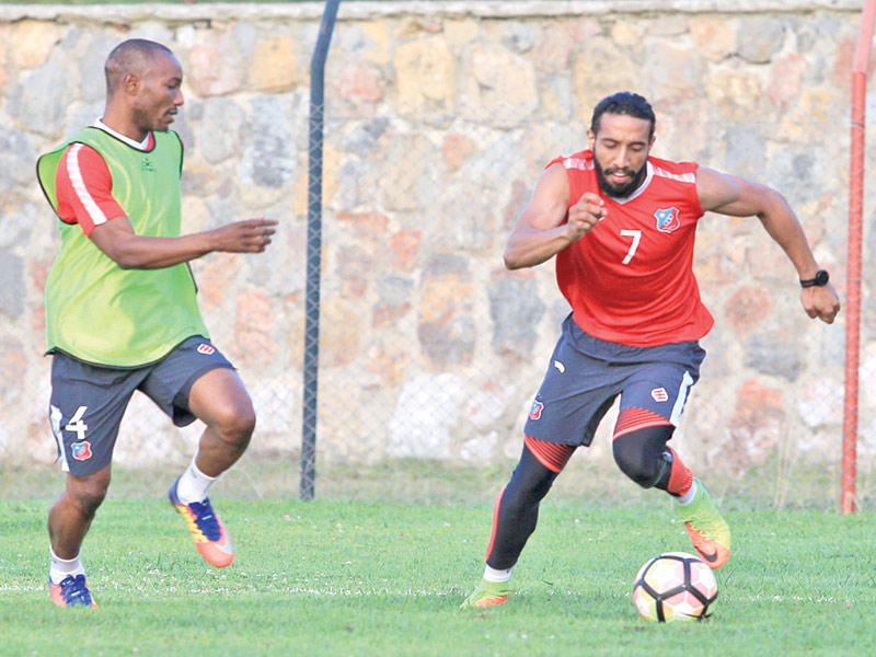 فهد العنزي ومحمد كمارا خلال التدريبات