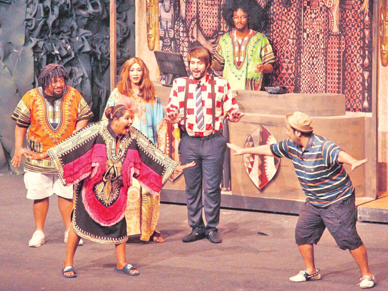 هيا الشعيبي مع عبدالعزيز المسلم في لقطة من مسرحية «جنوب إفريقيا»