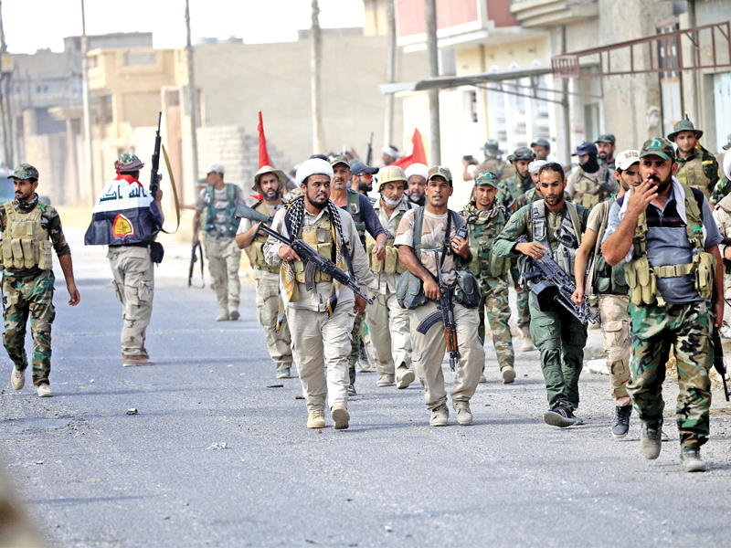 عناصر من القوات العراقية المشتركة و«الحشد الشعبي» في تلعفر أمس (رويترز)