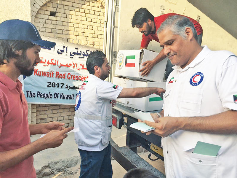 جانب من توزيع المساعدات في البصرة