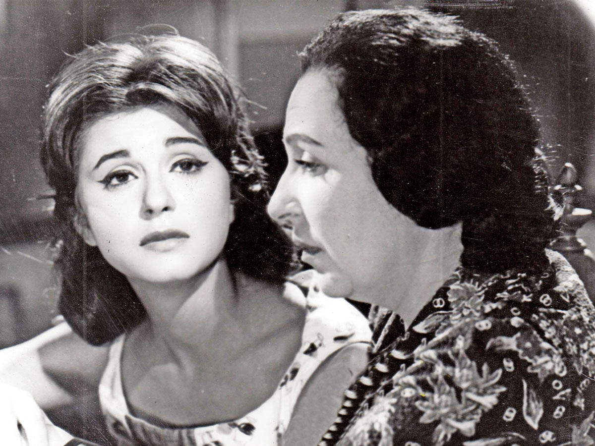 أمينة رزق وسعاد حسني في مشهد سينمائي