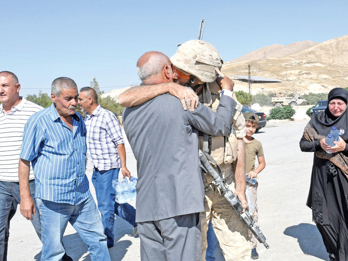 أهالي رأس بعلبك يرحبون بضابط في الجيش اللبناني  اليوم  ( رويترز)
