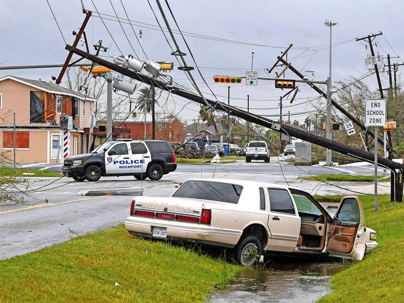 دمار ألحقه هارفي بمدينة روكبورت بولاية تكساس أمس   (أ ف ب)