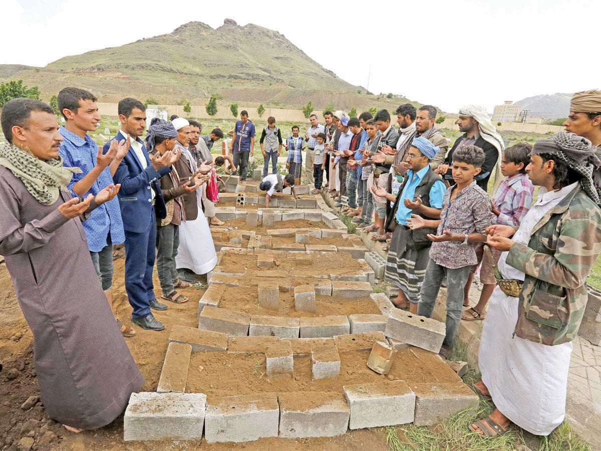 يمنيون يترحمون على قتلى سقطوا  اليوم  الأول في صنعاء   (إي بي أيه)