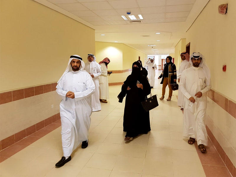 جانب من جولة مدير عام منطقة الأحمدي التعليمية وليد العومي التفقدية على المدارس الجديدة