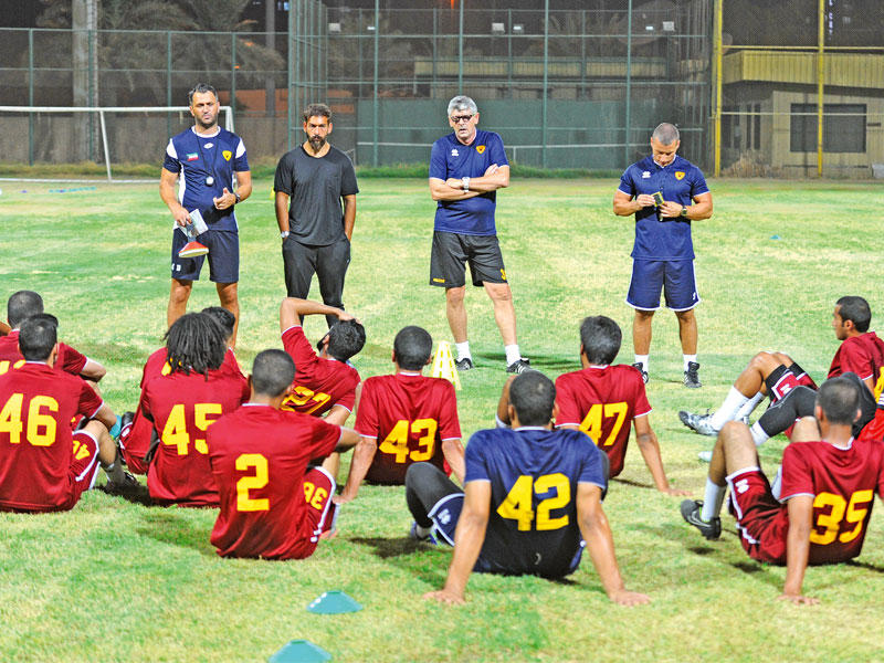 داليبور وجهازه الفني مع اللاعبين في تدريب سابق