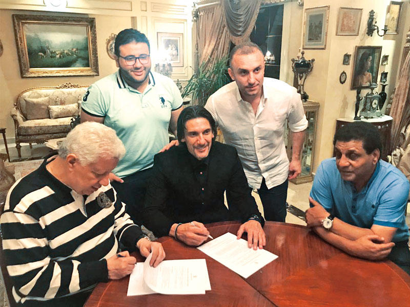 نيبوشا مع مرتضى منصور أثناء التوقيع للزمالك