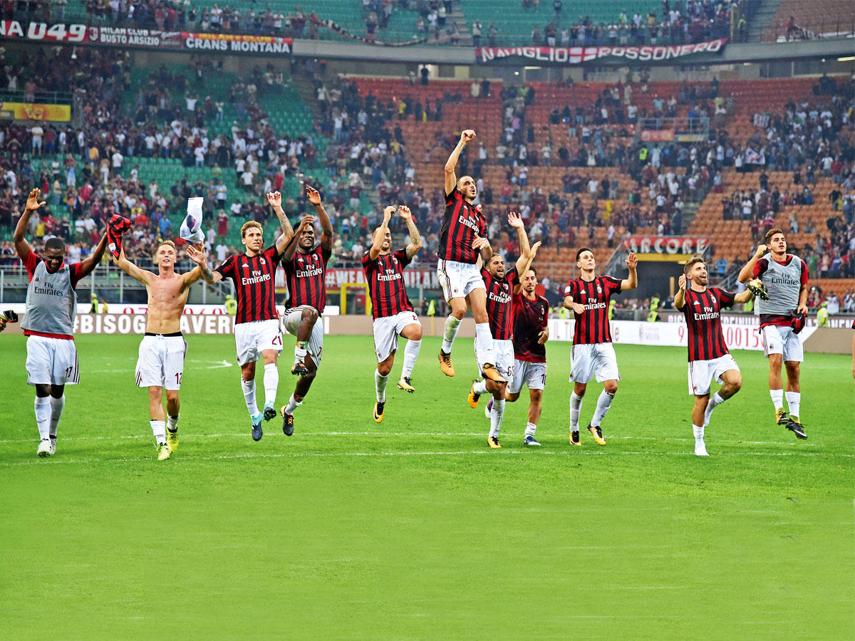 فرحة لاعبي ميلان بعد الفوز على كالياري