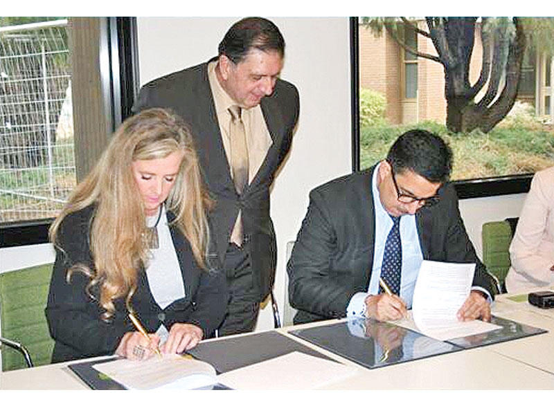 الرفاعي خلال توقيعه الاتفاقية