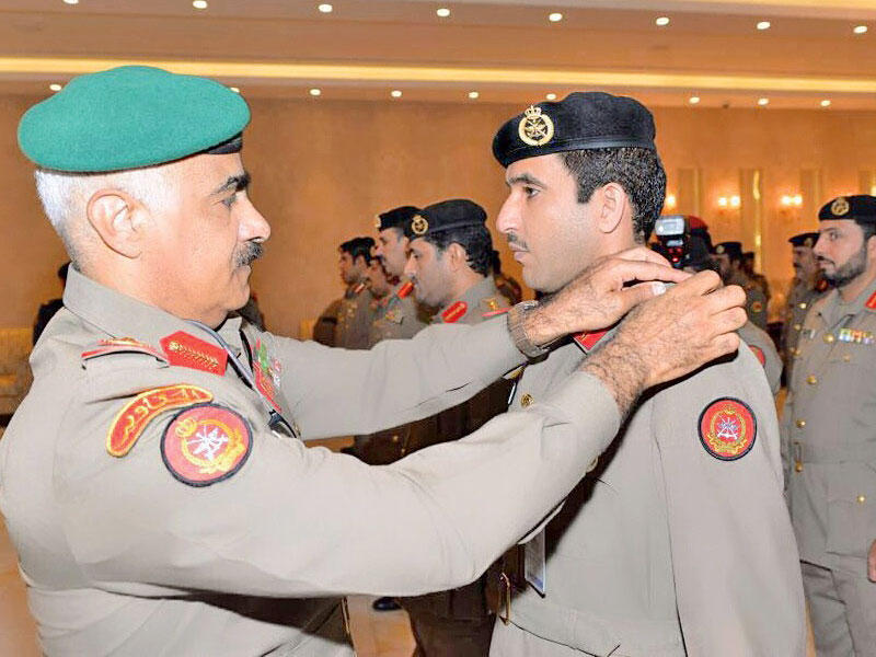 الخضر مقلداً أحد الضباط رتبته الجديدة