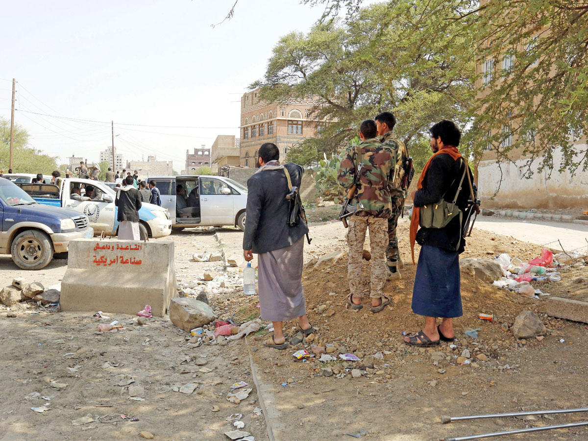 حوثيون عند نقطة تفتيش في صنعاء أمس الأول (إي بي أيه)