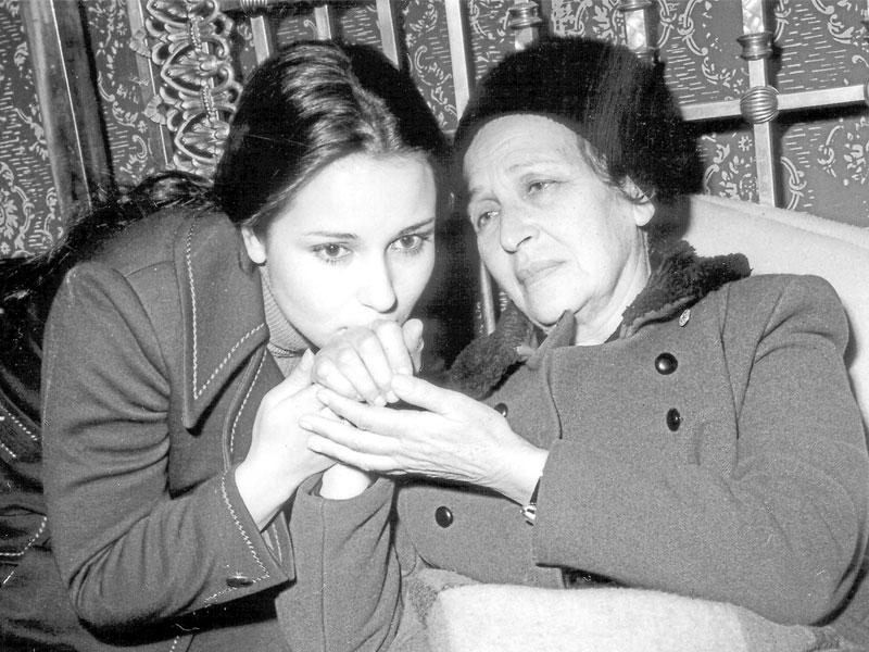 أمينة رزق ونورا في مشهد درامي