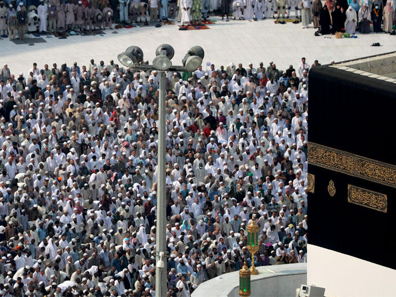 جانب من الطواف داخل بيت الله الحرام بمكة المكرمة أمس    (أ ف ب)