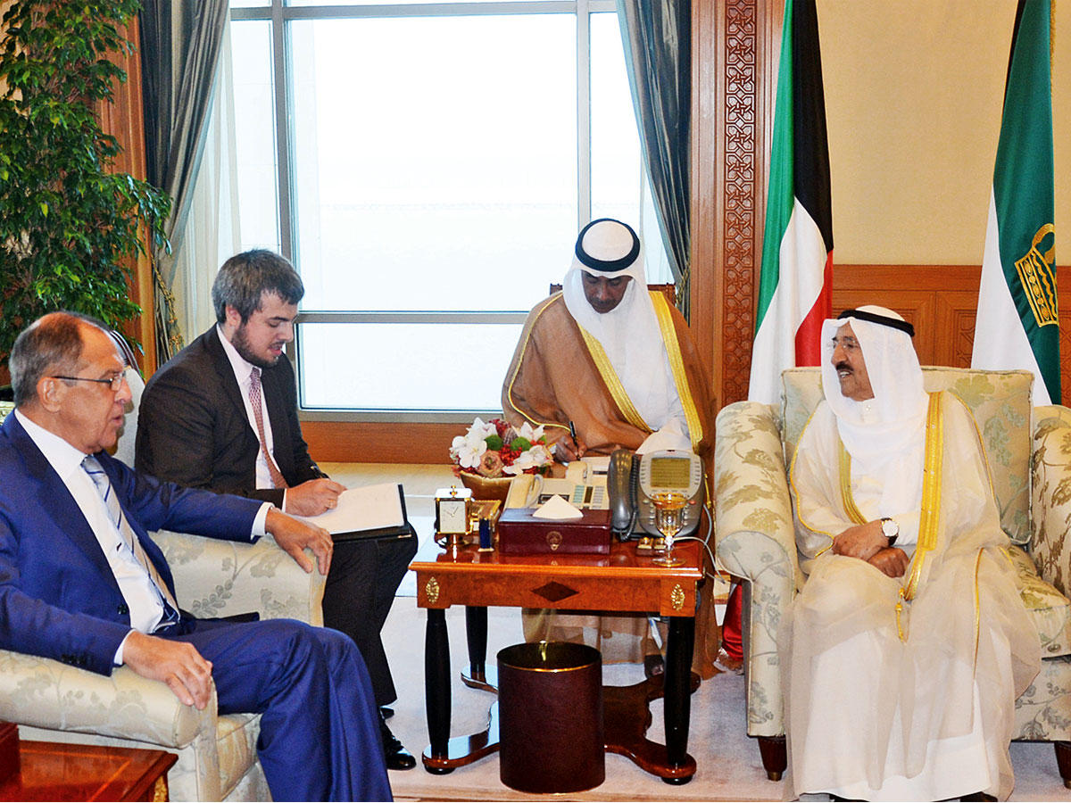 الأمير مستقبلاً سيرغي لافروف بحضور ولي العهد أمس
