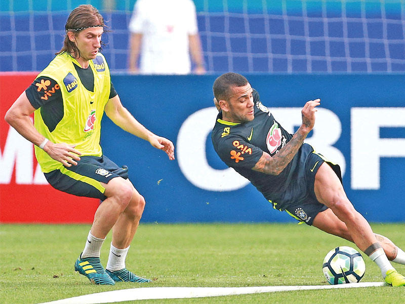 داني الفيش خلال تدريبات المنتخب البرازيلي