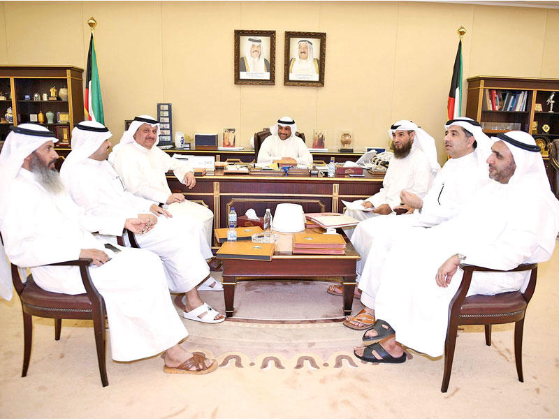 الغانم مترئساً اجتماع مكتب المجلس أمس