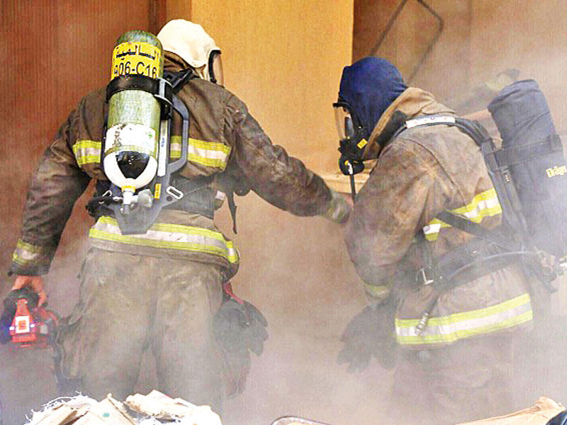 رجال الإطفاء يكافحون الحريق