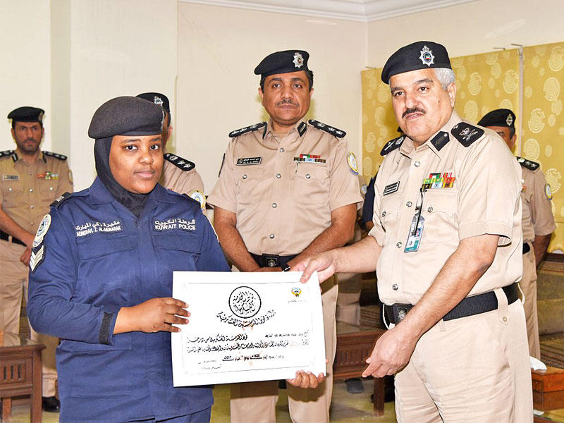 العوضي مكرماً إحدى العسكريات