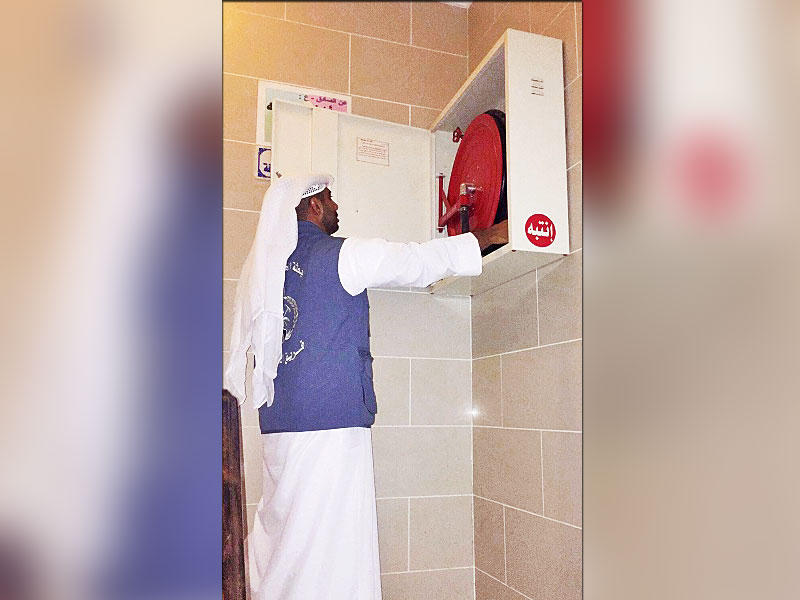 فحص معدات الحريق في سكن الحجاج الكويتيين