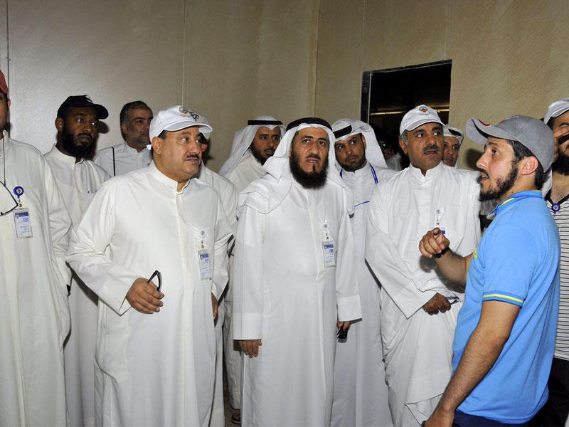 وكيل وزارةالأوقاف م فريد عمادي ورئيس بعثةالحج الكويتيةخليف الأذينة ورؤساءالفرق قاموا بجولةتفقديةفي مقرالبعثةبعرفات للإطمئنان على سير العمل